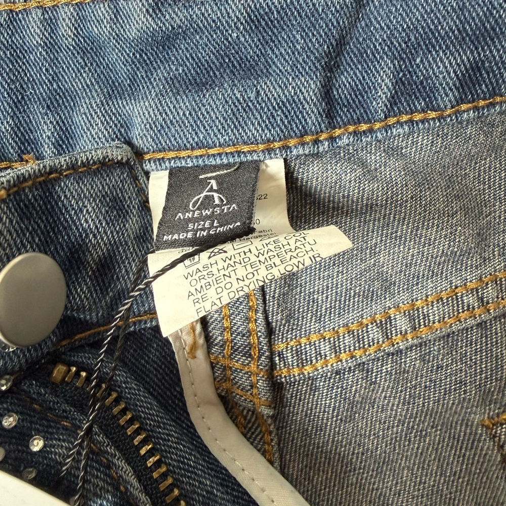 Stylish High Waist Denim Shorts with Studded Design - Picture 4 of 7